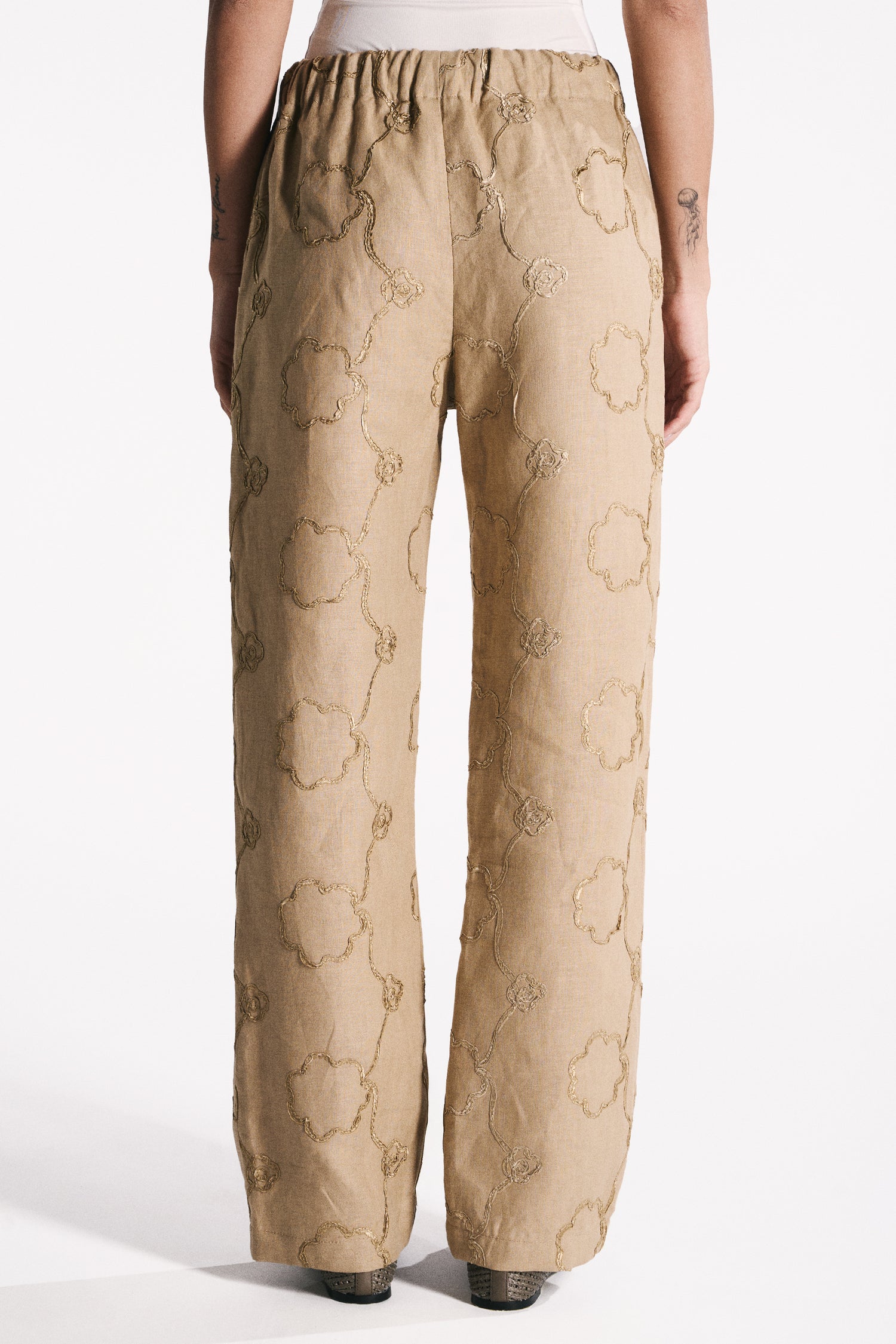 PANTALONE IN LINO TANNO CON APPLICAZIONE FIORE RICAMATA